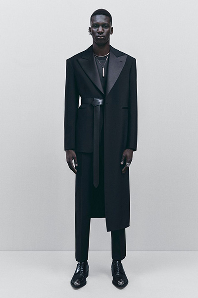 اجعل لكل إطلالة من إطلالاتك قصة مع تشكيلة Alexander McQueen لموسم خريف وشتاء 2022